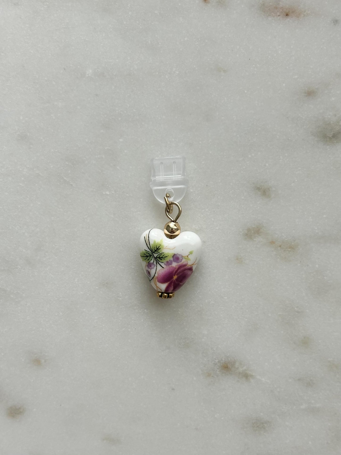 Vintage Heart Kindle Dust Plug: Bookish USB-C Charm