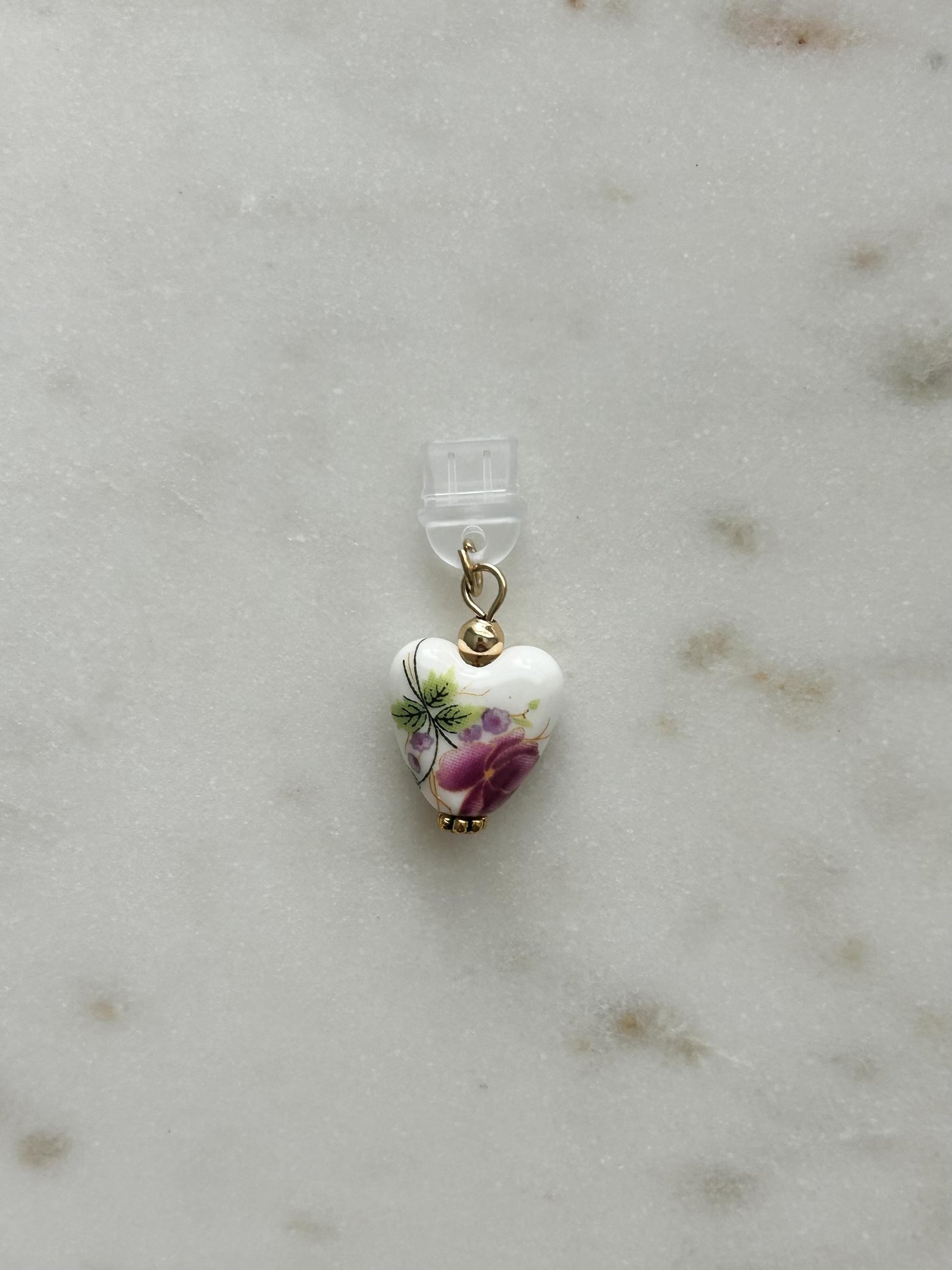 Vintage Heart Kindle Dust Plug: Bookish USB-C Charm