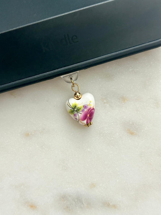 Vintage Heart Kindle Dust Plug: Bookish USB-C Charm